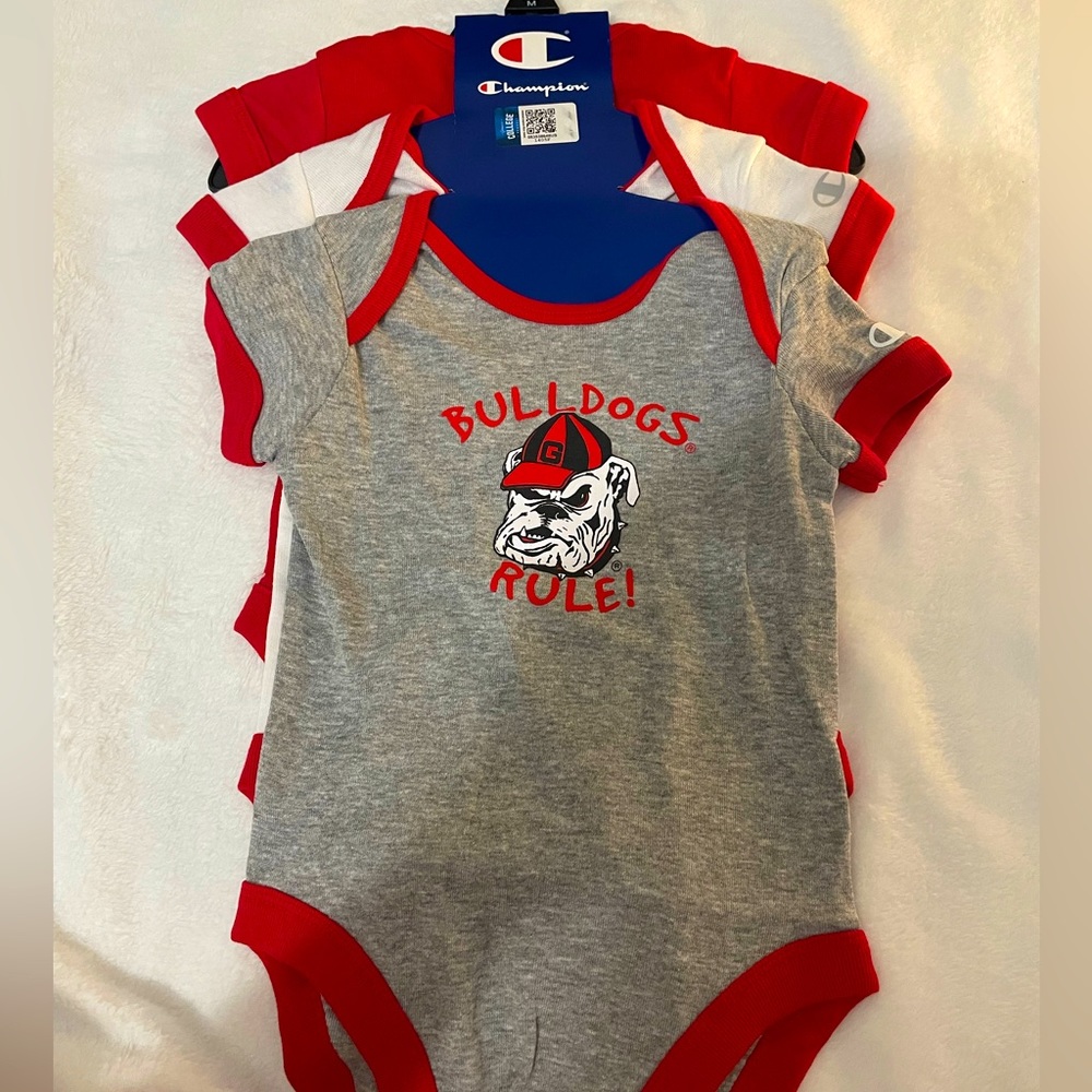 Never worn Georgia Bulldog bodysuit set.